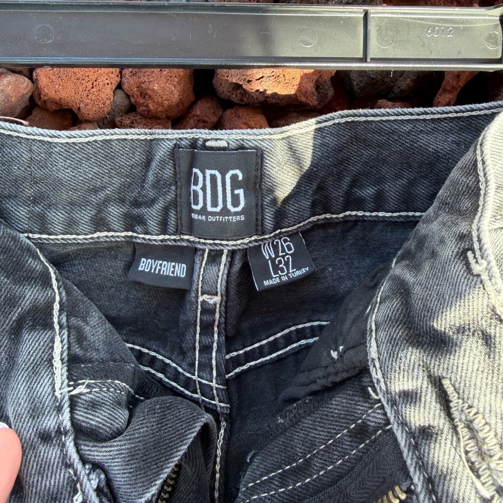 BDG Women's Mid Rise Relaxed Fit Boyfriend Jeans Charcoal Gray 26 X 32 - Picture 5 of 6